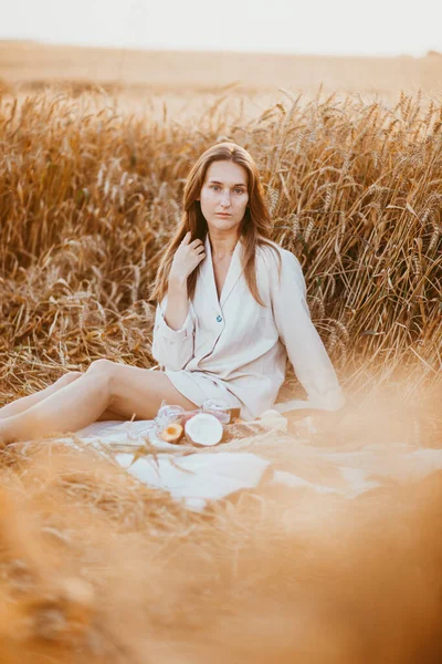 Retrato Uma Menina Aparência Modelo Trigo Uma Menina Sentada Campo — Fotografia de Stock