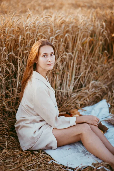 Retrato Uma Menina Aparência Modelo Trigo Uma Menina Sentada Campo — Fotografia de Stock