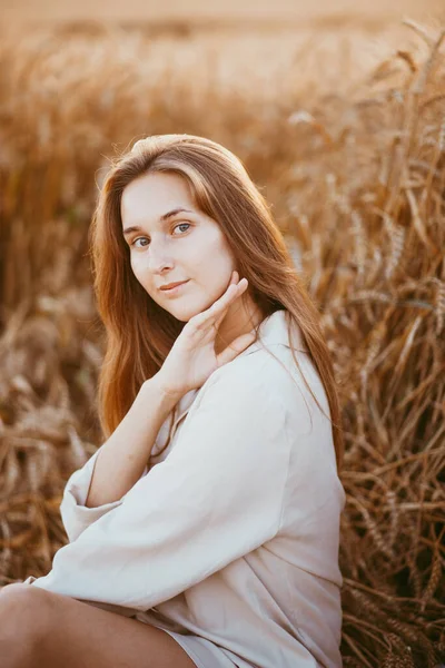 Retrato Una Niña Apariencia Modelo Trigo Una Niña Sentada Campo — Foto de Stock