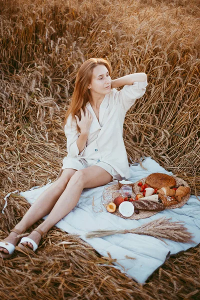 Buğday Tarlasında Modellik Yapan Bir Kızın Portresi Güneşli Bir Günde — Stok fotoğraf