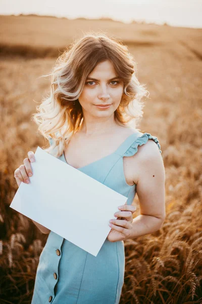 Uma Jovem Com Cabelos Longos Encaracolados Vestido Azul Claro Campo — Fotografia de Stock