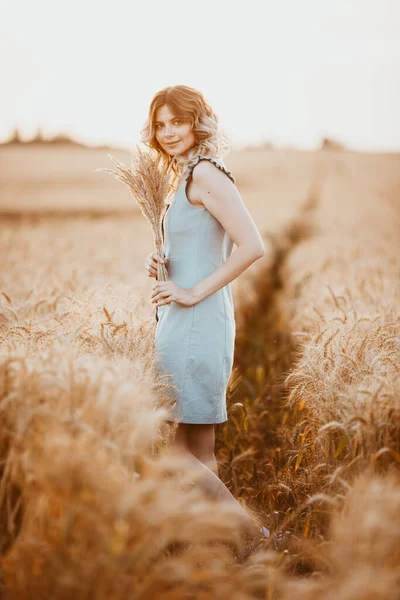 Uma Jovem Com Cabelos Longos Encaracolados Vestido Azul Claro Campo — Fotografia de Stock