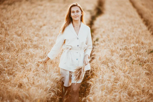 Una Joven Con Pelo Rizado Largo Traje Blanco Claro Pie — Foto de Stock