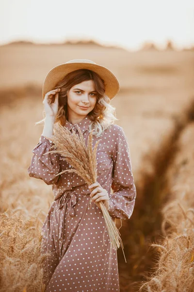 Una Joven Con Pelo Largo Rizado Sombrero Vestido Marrón Con — Foto de Stock