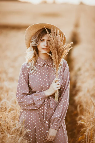 Una Joven Con Pelo Largo Rizado Sombrero Vestido Marrón Con — Foto de Stock