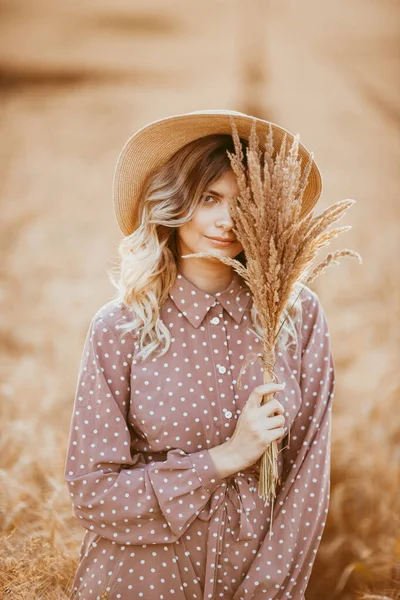 Una Joven Con Pelo Largo Rizado Sombrero Vestido Marrón Con — Foto de Stock