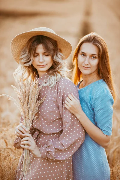 Щасливі Друзі Пшеничному Полі Дівчата Пікніку Полі Біля Пшеничних Вух — стокове фото