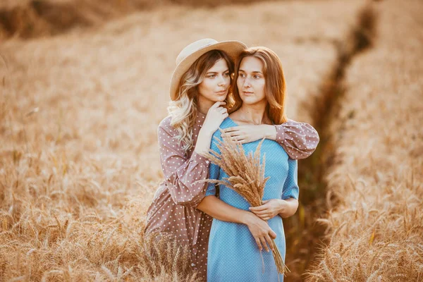 Amigos Felices Campo Trigo Niñas Picnic Campo Cerca Las Espigas — Foto de Stock