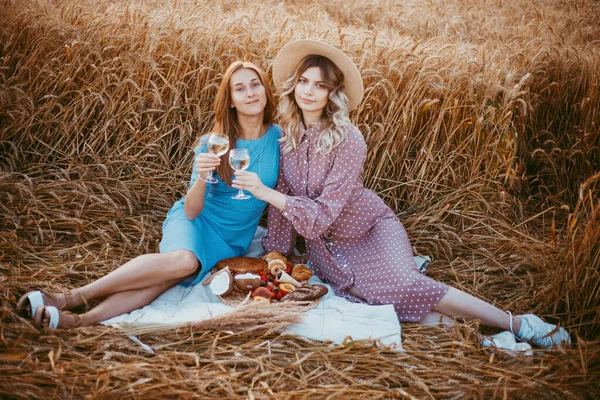 Счастливые Друзья Пшеничном Поле Девушки Пикнике Поле Рядом Пшеничными Ушами — стоковое фото
