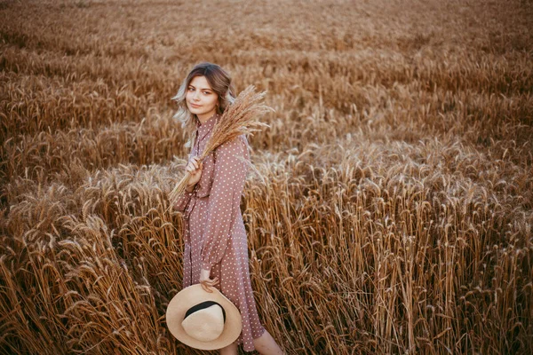 Beyaz Benekli Kahverengi Elbiseli Genç Bir Kadın Elinde Şapkayla Buğday — Stok fotoğraf