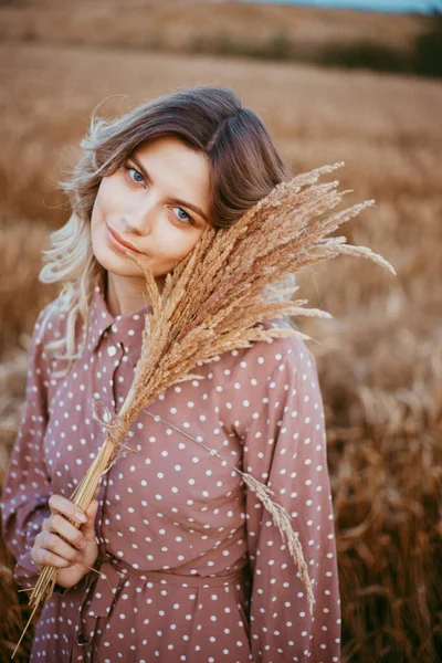 Молода Жінка Коричневій Сукні Білими Крапками Полоки Стоїть Пшеничному Полі — стокове фото