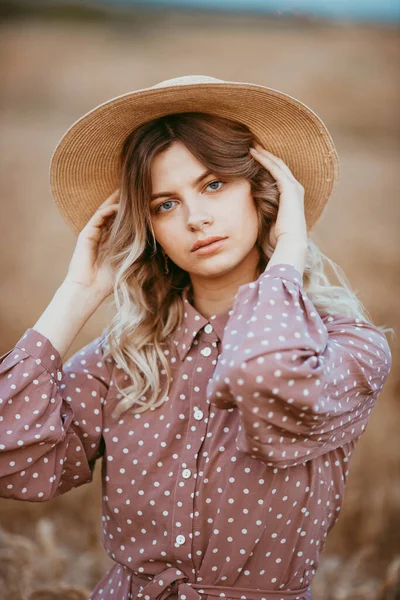 Uma Jovem Com Cabelos Longos Encaracolados Chapéu Vestido Marrom Com — Fotografia de Stock