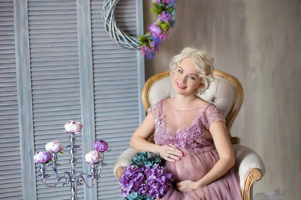 Sarcina Maternitatea Conceptul Fericit Mamă Viitoare Femeie Însărcinată Rochie Violetă — Fotografie, imagine de stoc