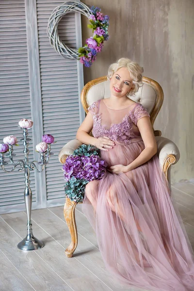 Sarcina Maternitatea Conceptul Fericit Mamă Viitoare Femeie Însărcinată Rochie Violetă — Fotografie, imagine de stoc