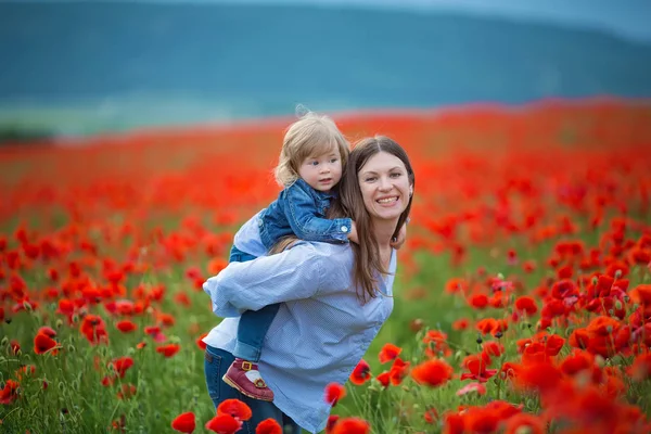 Schöne Junge Frau Mit Kind Mädchen Mohnfeld Glückliche Familie Mit — Stockfoto