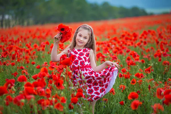 Belleza Ojos Azules Adolescente Disfrutar Los Días Verano Linda Chica —  Fotos de Stock