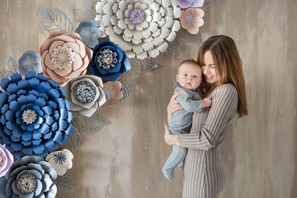 Buona Festa Della Mamma Adorabile Donna Felice Con Bambino Posa — Foto Stock