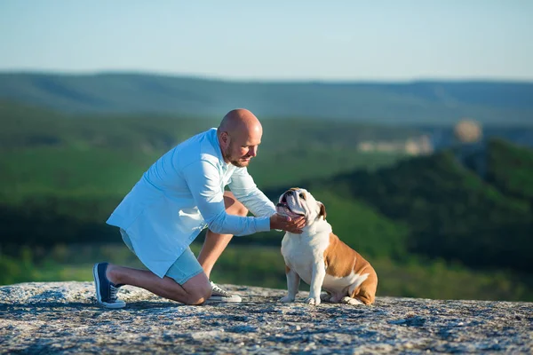 Hombre Guapo Paseando Con Perro Toro Inglés Las Montañas Vestido — Foto de Stock