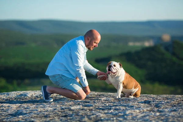 Hombre Guapo Paseando Con Perro Toro Inglés Las Montañas Vestido — Foto de Stock