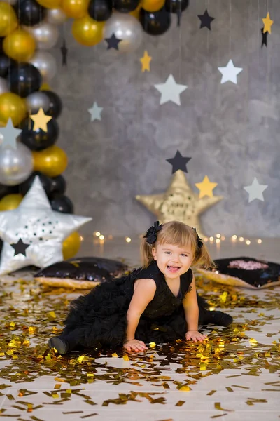 Menina Bonito Vestido Preto Arejado Posando Estúdio Festa Com Estrelas — Fotografia de Stock