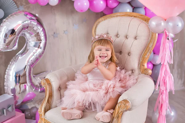 이벤트 크라운 분홍색 드레스 케이크와 Baloons 파스텔 스튜디오 촬영에 포즈를 — 스톡 사진