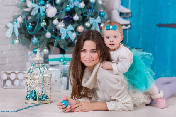 家庭的な居心地の良い家は クリスマス ツリーに近いポーズでクリスマスの家族は青色で着色 冬休み入札のシーンでかわいい赤ちゃんの娘と美人が大好き — ストック写真