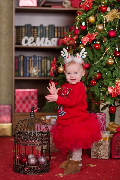 Cena Natal Menina Posando Com Presentes Sessão Estúdio Criança Feliz — Fotografia de Stock