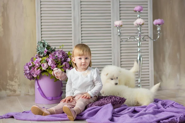 Portrait Blond Baby Girl Playing Husky Poppy Model Girl Red — стоковое фото