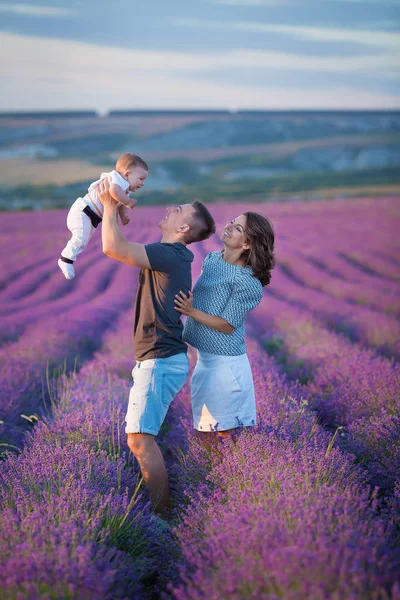 Familienporträt Mutter Vater Und Kleiner Sohn Auf Dem Lavendelfeld Beim — Stockfoto