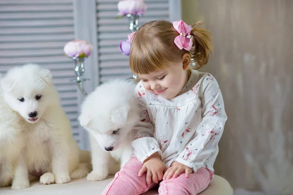 Meisje Met Een Pup Samed Hond Geniet Van Tijd Dragen — Stockfoto