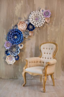 Rahat retro şık ev dekor tasarımcıları ve çiçekçi ruh royal renkleri ile ilham ile. eski moda mobilya sandalye Studio ateş arka plan kahverengi duvarda rahat kağıt çiçeklerle.