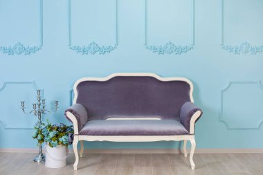 Rahat retro şık ev dekor tasarımcıları ve çiçekçi ruh royal renkleri ile ilham ile. eski moda mobilya sandalye Studio ateş arka plan kahverengi duvarda rahat kağıt çiçeklerle.