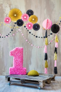 Çocuk bir yıl eski fantezi dekor dekorasyon şık duvar ile Doğum günü kutlamak için stüdyo sahne.