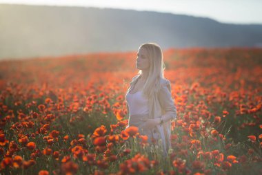 mutluluk, doğa, yaz, tatil ve insan kavramı - haşhaş sahada hasır şapka kapalı gözlerle gülümseyen genç kadın.