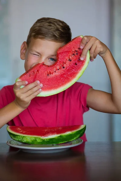 Miúdo Bonito Desfrutar Verão Suculento Fruta Melancia Bonito Olhos Azuis — Fotografia de Stock