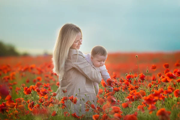 Bonne Maternité Maman Son Fils Fille Jouent Dans Domaine Floraison — Photo