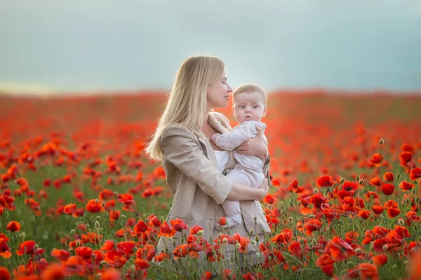 Bonne Maternité Maman Son Fils Fille Jouent Dans Domaine Floraison — Photo