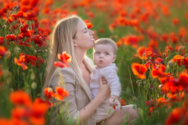 Bonne Maternité Maman Son Fils Fille Jouent Dans Domaine Floraison — Photo