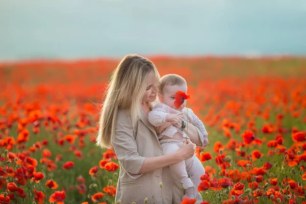 Bonne Maternité Maman Son Fils Fille Jouent Dans Domaine Floraison — Photo