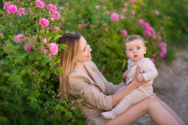 Kobieta Trzyma Dziecko Dziewczynka Polu Pełnym Krzewów Róż Sezon Letni — Zdjęcie stockowe