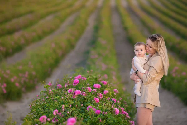 Femme Tenant Bébé Fille Sur Champ Plein Rosiers Saison Estivale — Photo