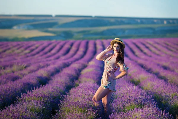 Genç lavanta alanında çok güzel kadın üzerinde dans yaz günü sihirli ve hayat kadın kız gücü ile zaman zevk.