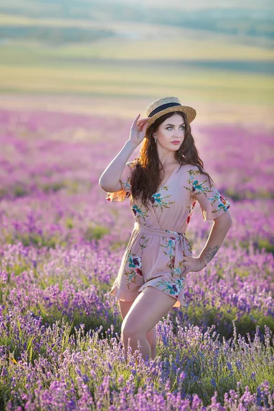 Genç lavanta alanında çok güzel kadın üzerinde dans yaz günü sihirli ve hayat kadın kız gücü ile zaman zevk.