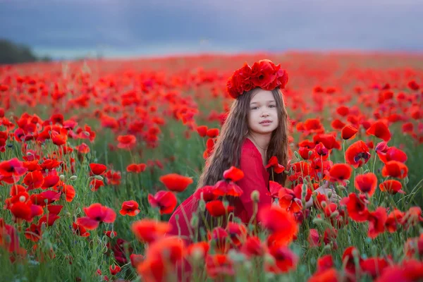 งใกล ดภาพของสาวน กโรแมนต กสาวท ดอกไม อปป ในม โพสบนพ นหล งสนาม — ภาพถ่ายสต็อก