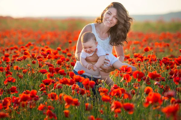 户外肖像 年轻的母亲和女儿在罂粟地里享受生活时光 爱和幸福家庭的概念 罂粟草地 — 图库照片