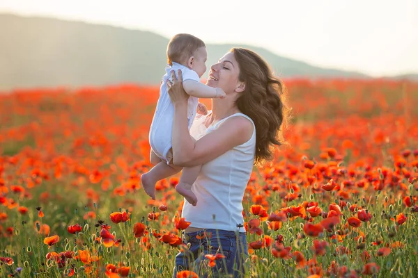 Portrait Extérieur Jeune Mère Fille Aiment Vivre Ensemble Sur Champ — Photo