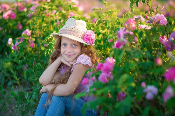 Mignon Brunette Enfant Yeux Bleus Fille Tient Des Fleurs Debout — Photo