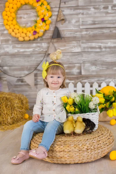 Ładna Dziewczynka Dżinsy Bluzka Biała Gra Zabawa Chowanego Kurczakiem Siedząc — Zdjęcie stockowe