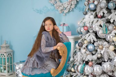 Noel ağacının yakınında sevimli kız mucize kış keyfini çıkarın. Noel kavramı. Mucizeler inancı