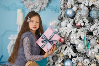 Noel ağacının yakınında sevimli kız mucize kış keyfini çıkarın. Noel kavramı. Mucizeler inancı